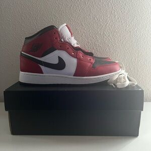 Air Jordan 1 mid black red GS 4